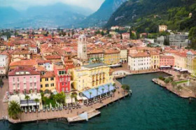 Czerwony pociąg włoskie jeziora i pobyt